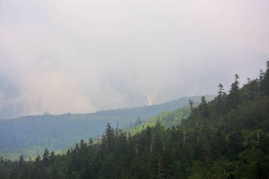 Yüksek dağların, gündüz çekimlerinin inanılmaz doğa manzarası