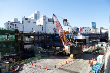 Turnalar şehir inşaatı şantiyesinde hareket ediyor