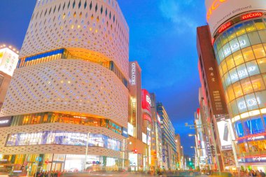 Tokyo, Japonya 'nın Ginza caddelerindeki aydınlatılmış binaların manzaralı görüntüleri.