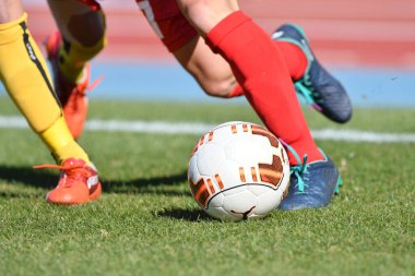 Japon Stadyumu 'nda futbol oynayan gençlerin kırpılmış bölümü. 