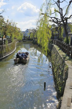 Şehir parkındaki güzel nehir manzarası