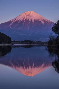 Japonya 'daki Fuji Dağı ve gölün güzel manzarası 