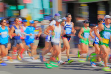 Şehirdeki maraton koşucularının bulanık arkaplanı