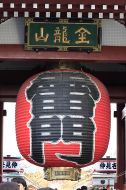 TOKYO, JAPONYAN - Turistler Sensoji Tapınağını ziyaret ediyor. Tapınak, Asakusa 'nın sembolüdür ve Tokyo, Japonya' daki en eski tapınaktır.
