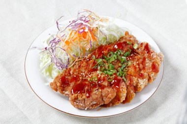 Masaya yakın çekimde nefis yemekler.