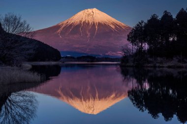 Japonya 'daki Fuji Dağı ve gölün güzel manzarası 