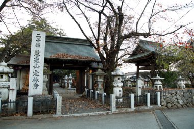 Güzel antik Japon tapınağının manzaralı görüntüsü.