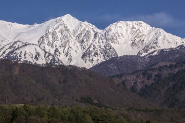 Karlı dağların güzel manzarası