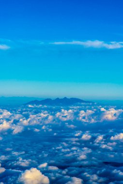 Bulutlu ve mavi gökyüzü olan dağ manzarası 