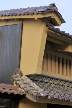 Süslü çatılı geleneksel Japon mimarisi