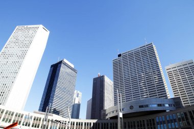 modern binalar mavi bir gökyüzü 