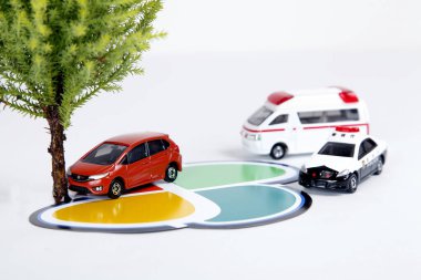 Oyuncak arabalarla ağaç konseptiyle trafik kazası