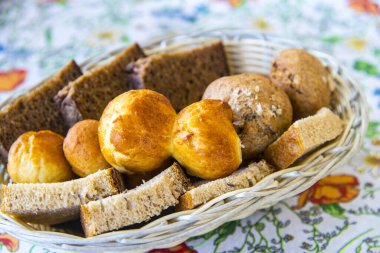 Masadaki sepette ev yapımı ekmek var. 