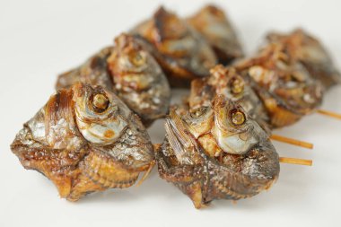 Beyaz tabakta kızartılmış balık.