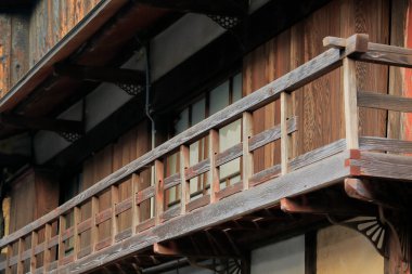 Köyün dışındaki geleneksel ahşap balkon.