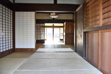 Ahşap kapılı geleneksel Japon evi.