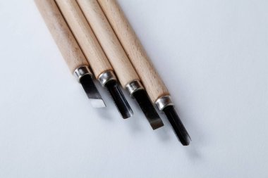 Stüdyo arka planında linocut araç