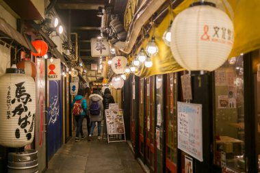 İnsanlar Japonya 'daki sokak pazarından alışveriş yapıyor.