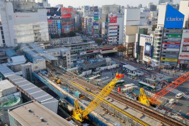 Asyalı bir şehir manzarasının parlak bir görüntüsü modern mimariyi gözler önüne seriyor..