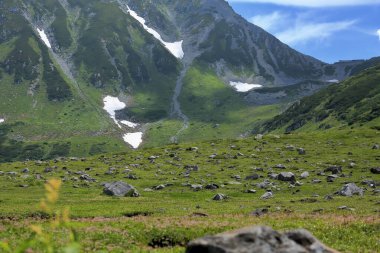 Bulutları ve mavi gökyüzü olan güzel dağ manzarası