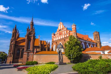 Litvanya 'nın Vilnius kentindeki Gotik St. Anne Kilisesi ve Assisi' deki Bernardine Kilisesi (St. Francis Kilisesi). Bu iki kilise, UNESCO 'nun Dünya Mirası Alanı olan Vilnius' un Eski Kasabası 'nın önde gelen bir mimari topluluğu.. 