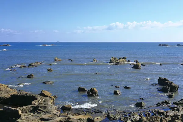 Голубое Небо Море Скалами — стоковое фото