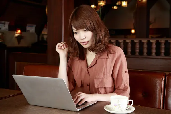 Redhead Japanese Woman Working Cafe Portrait Beauty Businesswoman Using Laptop — Stock Photo, Image