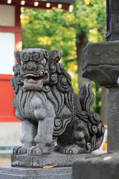 TOKYO, JAPONYAN - Turistler Sensoji Tapınağını ziyaret ediyor. Tapınak, Asakusa 'nın sembolüdür ve Tokyo, Japonya' daki en eski tapınaktır.