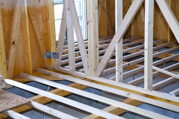 İnşaat alanında ahşap kirişler ve döşemeler.