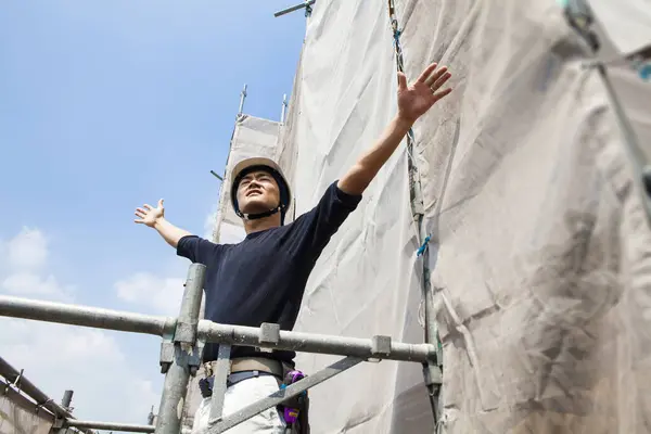 Porträtt Stilig Japansk Arbetare Poserar Byggarbetsplatsen — Stockfoto