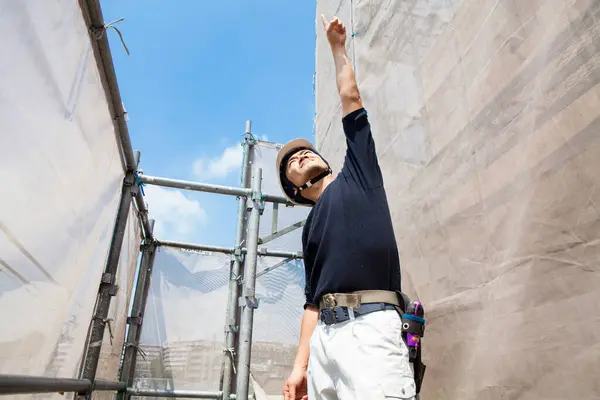 Porträtt Stilig Japansk Arbetare Poserar Byggarbetsplatsen — Stockfoto