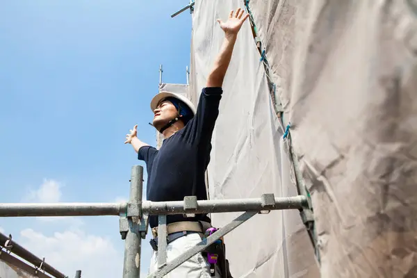 Retrato Trabajador Japonés Guapo Posando Sitio Construcción — Foto de Stock