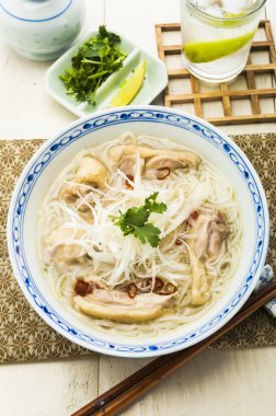 Sebzeli erişte çorbası, domuz eti ve Asya yemeği.  