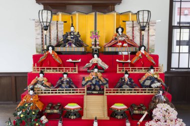 Geleneksel Japon bebekleri sergileniyor