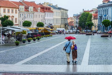 Litvanya 'nın Vilnius Eski Kasabası Belediye Meydanı' nda yağmurlu bir günde