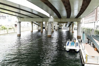 Köprünün altındaki su yolu manzarası, teknenin yanaştığı yer.
