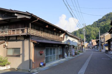 Geleneksel binalarla eski Japon kasabasının manzaralı görüntüleri.