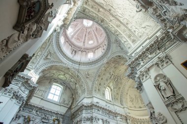 Kilisenin içi, içerideki kubbe manzarası. 