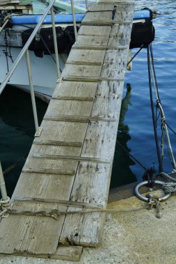 Tahta iskele ve denizde bir tekne..