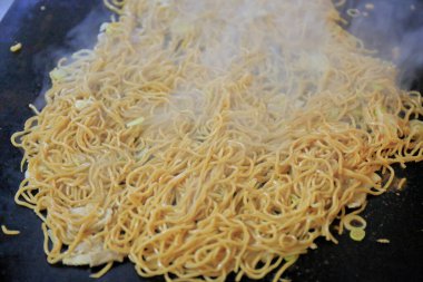 Lezzetli yiyeceklerin yakın plan erişteleri.