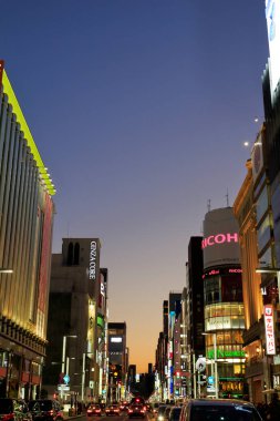 Tokyo, Japonya, insanlar Tokyo 'da Ginza' yı gece ziyaret ediyor.