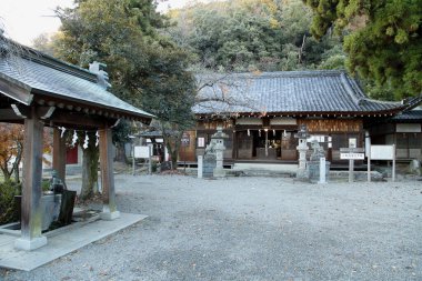 Güzel antik Japon tapınağının manzaralı görüntüsü.