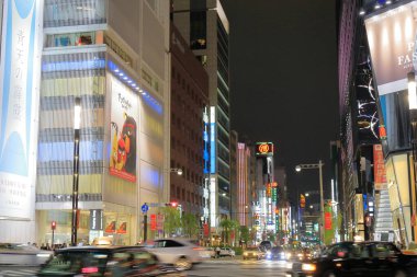 Japon şehrinin aydınlık binaları gece vakti  