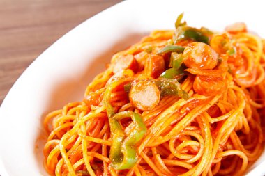 Baharatlı erişte ve sebze ve domuz eti, Tayland mutfağı tarzı.