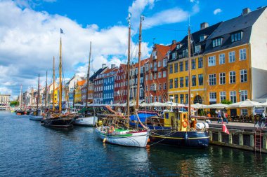 İtalya 'nın tarihi merkezinde renkli evler