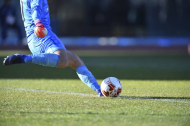 Japon Stadyumu 'nda futbol oynayan gençlerin kırpılmış bölümü. 