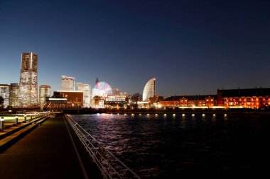 Yokohama şehrinin gece manzarası dönme dolap ile gökyüzü, Japonya