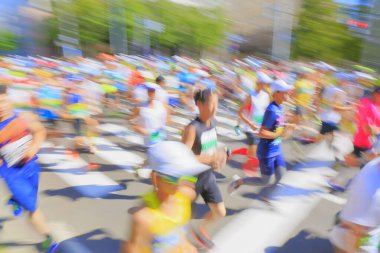 Şehirdeki maraton koşucularının bulanık arkaplanı