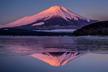 Japonya 'daki Fuji Dağı ve gölün güzel manzarası 