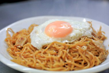 Kızarmış erişte sokak yemekleri konsepti